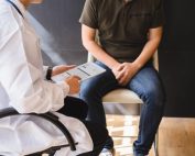 برای درمان کجی آلت باید به چه دکتری مراجعه کنم؟